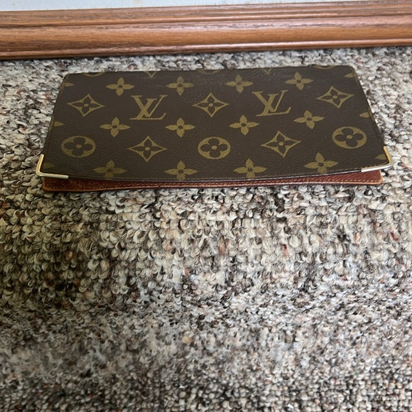 LV Bifold 6.5”x4 “ card holder. Code: 832
Call out: Wrinkle due to vintage. - Picture 8 of 9